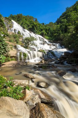 Fotoğrafçılar şelale vuruyor - Mae Ya şelalesi Doi Inthanon Ulusal Parkı Chiangmai povince, Tayland manzarası