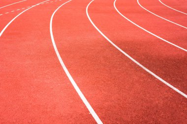 Atletizm stadyumunun arka planında kırmızı koşu yolu 