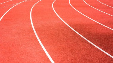 Atletizm stadyumunun arka planında kırmızı koşu yolu 
