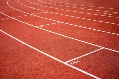 Atletizm stadyumunun arka planında kırmızı koşu yolu 