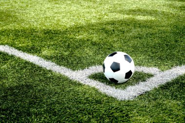 Yeşil çimlerde futbol topu, futbol sahasının arka plan dokusu