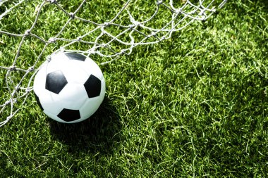 Yeşil arkaplan ile gol ağındaki futbol topu