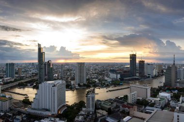 Bangkok Şehri - Güzel günbatımı eğrisi Chao Phraya Nehri panoramik şehir geceleri Bangkok şehri, Tayland manzarası