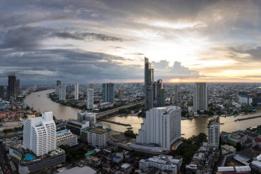 Bangkok Şehri - Güzel günbatımı eğrisi Chao Phraya Nehri panoramik şehir geceleri Bangkok şehri, Tayland manzarası