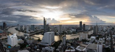 Bangkok Şehri - Güzel günbatımı eğrisi Chao Phraya Nehri panoramik şehir geceleri Bangkok şehri, Tayland manzarası