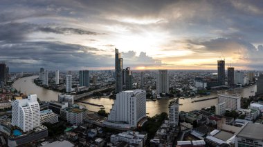 Bangkok Şehri - Güzel günbatımı eğrisi Chao Phraya Nehri panoramik şehir geceleri Bangkok şehri, Tayland manzarası