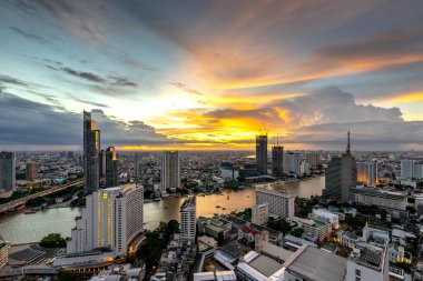 Metropolitan 'ın Güzel Günbatımı Virajı Chao Phraya Nehri uzun pozlama ışığı Bangkok City şehir merkezi şehir silueti 2018 Tayland - Bangkok şehri Tayland