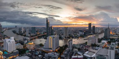 2018 'de Bangkok şehrinin panoramik manzarası Chao Phraya Nehri eğrisi, Metropolis Bangkok şehri şehir merkezi Tayland manzarası.