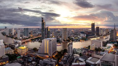 Güzel günbatımı eğrisi Chao Phraya Nehri panoramik Bangkok şehrinin gece manzarası, Tayland manzarası 