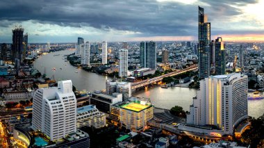 Güzel günbatımı eğrisi Chao Phraya Nehri panoramik Bangkok şehrinin gece manzarası, Tayland manzarası 