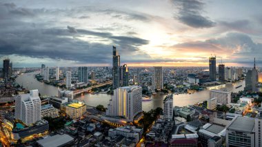 Güzel günbatımı eğrisi Chao Phraya Nehri panoramik Bangkok şehrinin gece manzarası, Tayland manzarası 