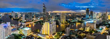 Bangkok Şehri - Güzel günbatımı eğrisi Chao Phraya Nehri panoramik şehir geceleri Bangkok şehri, Tayland manzarası