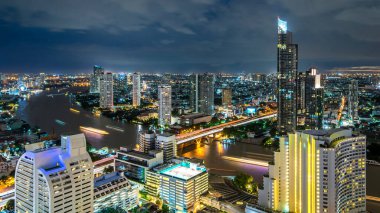 Bangkok Şehri - Güzel günbatımı eğrisi Chao Phraya Nehri Geceleri Bangkok şehrinin kentsel manzarası, Tayland manzarası