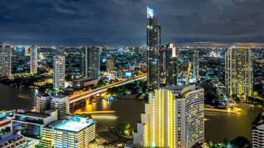 Bangkok Şehri - Güzel günbatımı eğrisi Chao Phraya Nehri uzun süre ışık alan Bangkok şehrinin şehir manzarası, Tayland manzarası