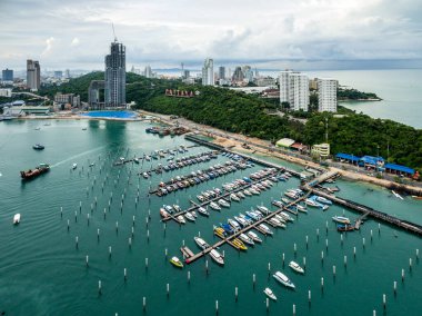 Tayland 'ın Pattaya bölgesindeki Sahil Güvenlik İstasyonu' nda lüks yat ve özel tekne limanı.