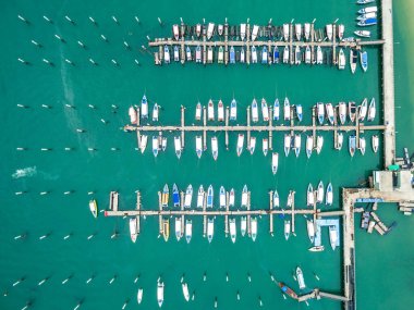 Tayland 'ın Pattaya bölgesindeki Sahil Güvenlik İstasyonu' nda lüks yat ve özel tekne limanı.