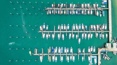 Tayland 'ın Pattaya bölgesindeki Sahil Güvenlik İstasyonu' nda lüks yat ve özel tekne limanı.