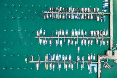 Tayland 'ın Pattaya bölgesindeki Sahil Güvenlik İstasyonu' nda lüks yat ve özel tekne limanı.