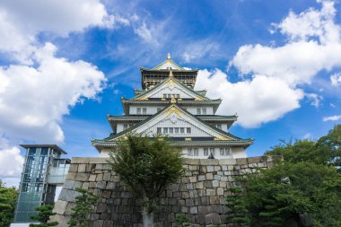 Osaka 'daki Osaka Kalesi mavi gökyüzü arka planında Japonya 
