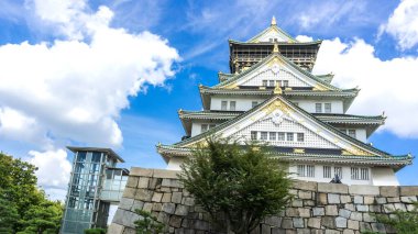 Osaka 'daki Osaka Kalesi mavi gökyüzü arka planında Japonya 