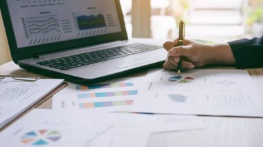 Toplantı odasında iş belgesine işaret eden pazarlama müdürünün eli, ahşap masadaki defter - iş konsepti