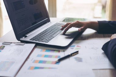 Ofiste dizüstü bilgisayarla çalışan iş adamları, ahşap masada dizüstü bilgisayar, iş konsepti