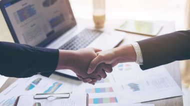 İş adamlarının el sıkışması toplantının bitmesi birlik ve iş ekibi konseptini gösteriyor.