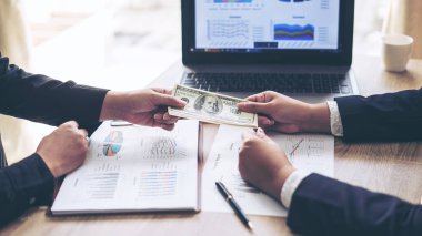 İş yerini kapat. Para ver ya da öde. Amerikan doları.