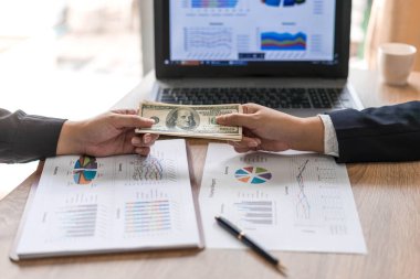 İş yerini kapat. Para ver ya da öde. Amerikan doları.