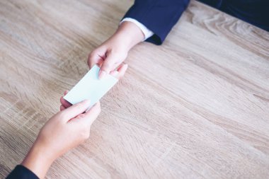 İşletme elini kapat ve isim kartı ver. 