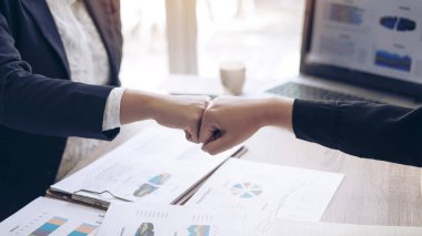 İşletme elini kapatıyoruz. İnsanlar el sıkışıyor. Toplantıyı bitiriyorlar.