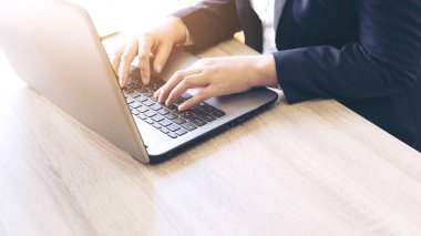 Ofiste dizüstü bilgisayarla çalışan iş adamları, ahşap masada dizüstü bilgisayar, iş konsepti