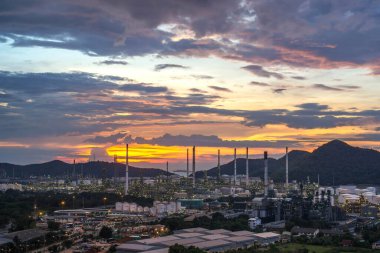 2017 'de Chonburi eyaletinin güzel güneş batımı petrokimyasal petrol rafinerisi fabrikası şehir manzarası, Tayland manzarası
