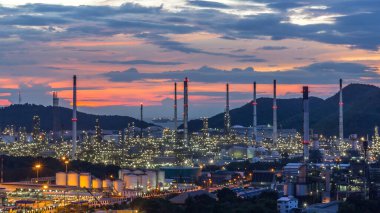 2017 'de Chonburi eyaletinin güzel güneş batımı petrokimyasal petrol rafinerisi fabrikası şehir manzarası, Tayland manzarası