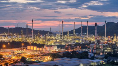 Güneş batımı petrokimyasal petrol rafinerisi fabrikası geceleri Chonburi eyaletinin şehir manzarası, Tayland manzarası