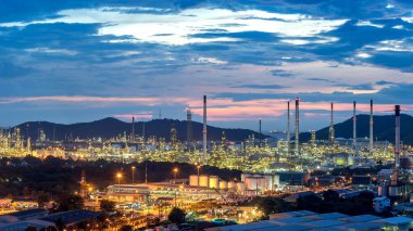 Güneş batımı petrokimyasal petrol rafinerisi fabrikası geceleri Chonburi eyaletinin şehir manzarası, Tayland manzarası