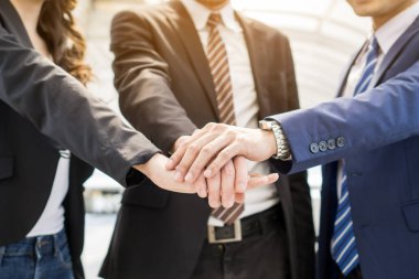 İş adamları takım çalışması birlik ve takım çalışması konseptini gösteriyor.