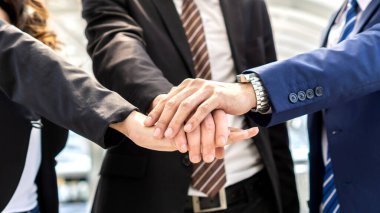 İş adamları takım çalışması birlik ve takım çalışması konseptini gösteriyor.