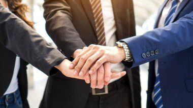 İş adamları takım çalışması birlik ve takım çalışması konseptini gösteriyor.