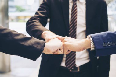 Takım ortakları yumruk atıyor, başarılı takım çalışması ortaklığı, iş konsepti