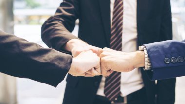 Takım ortakları yumruk atıyor, başarılı takım çalışması ortaklığı, iş konsepti