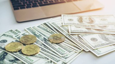 Bitcoins yeni para birimi ve banknotlar Masa işi konsepti üzerine ABD doları fatura