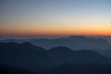 Tabiat güzel bir gün doğumu Tayland dağının tepesinde.
