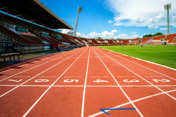 2017 'de Bangkok Tayland' dan atletizm stadyumunda kırmızı koşu pisti başlama noktası