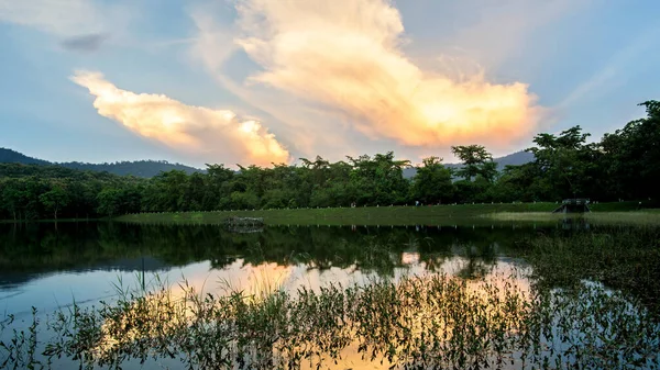 Красивый Закат Водохранилище Отражение Облаков Ландшафт Таиланда — стоковое фото