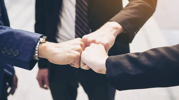 Mão Perto Pessoas Negócios Colidir Mãos Terminando Reunião Mostrando Unidade — Fotografia de Stock