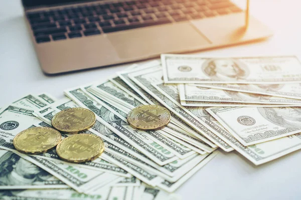 Bitcoins yeni para birimi ve banknotlar Masa işi konsepti üzerine ABD doları fatura