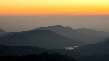 Tabiat güzel bir gün doğumu Tayland dağının tepesinde.