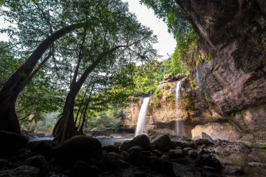 Haew Suwat Şelalesi Khao Yai Ulusal Parkı Nakhon Ratchasima Povince, Tayland Peyzajı