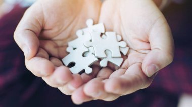 Yakın mesafeden insanlar yapboz hazırlıyorlar, iş stratejisi çözüm konsepti.